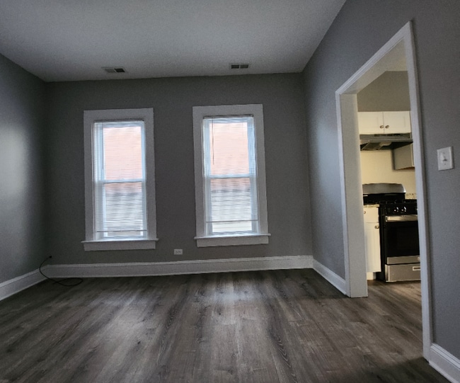 Photo - 1355 E 76th St Unidad 2