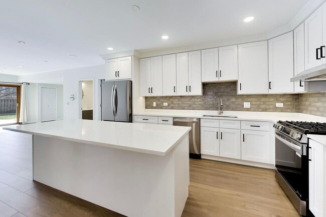 Photo - 1209 E Davis St Unit 1