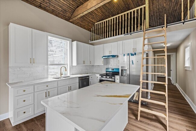 Photo - 1724 Winnie St