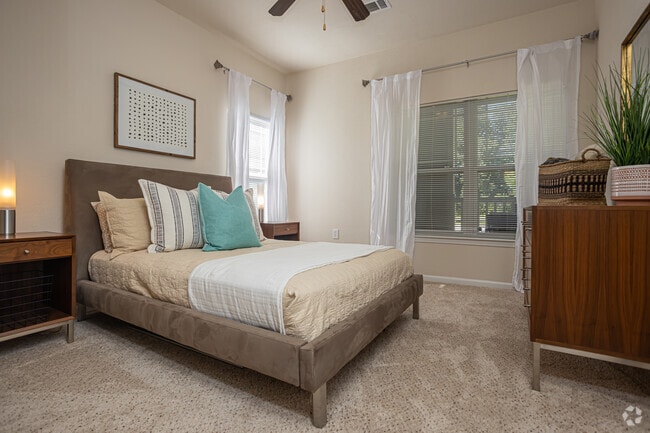 2BR, 2BA - 1,078SF
