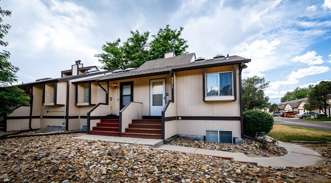 Building Photo - Lovely End Unit 2 Bed Condo, Centrally Located