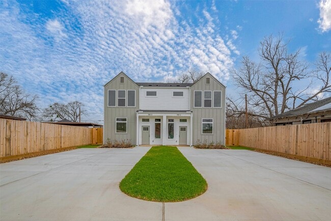 Photo - 918 St Clair St