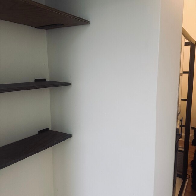 zona de ropa blanca en el baño - 1412 E Marquette Rd Unidad 3