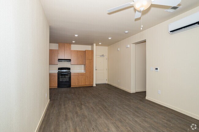 2BR, 2BA - 931SF