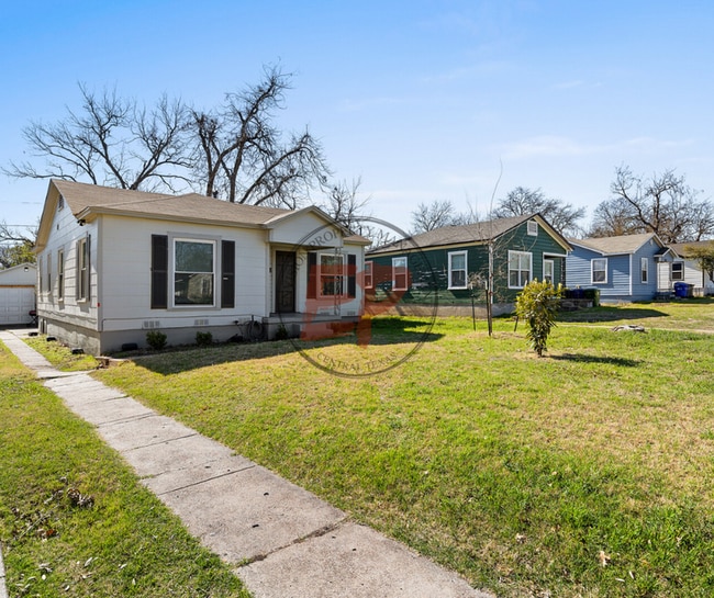 Photo - 2712 Lyle Ave