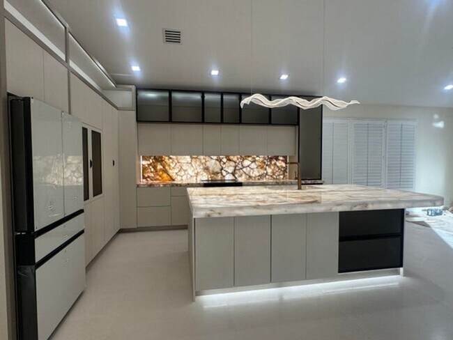 7686 La Corniche Cir