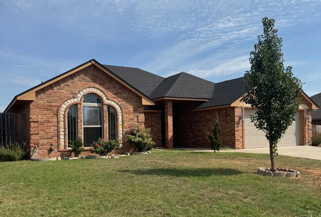 4-bedroom property in ELGIN! Available NOW! - 4-bedroom property in ELGIN! Available NOW! House
