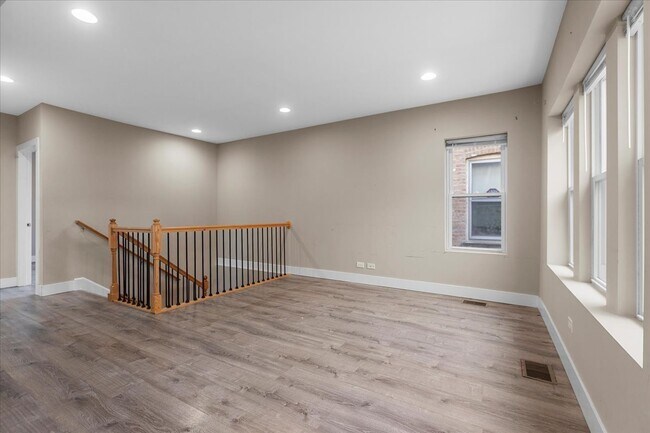 Photo - 5731 N Washtenaw Ave Unit 1R