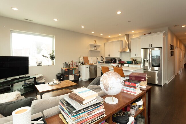 Photo - 1906 S Loomis St Unidad 3