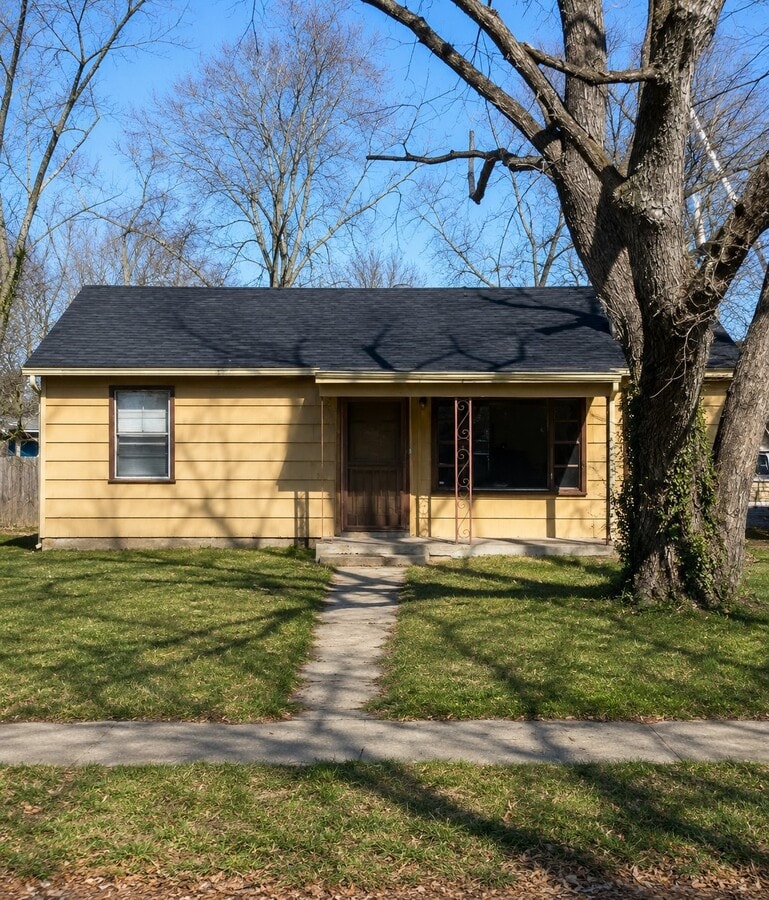 Photo - 725 NE Parkway Dr