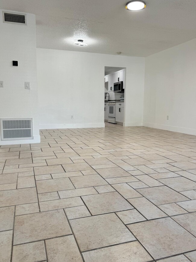 Photo - 725 Northlake Blvd Unit 4