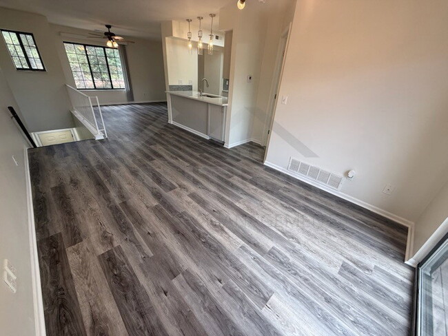 Photo - 1560 Meadowside Dr