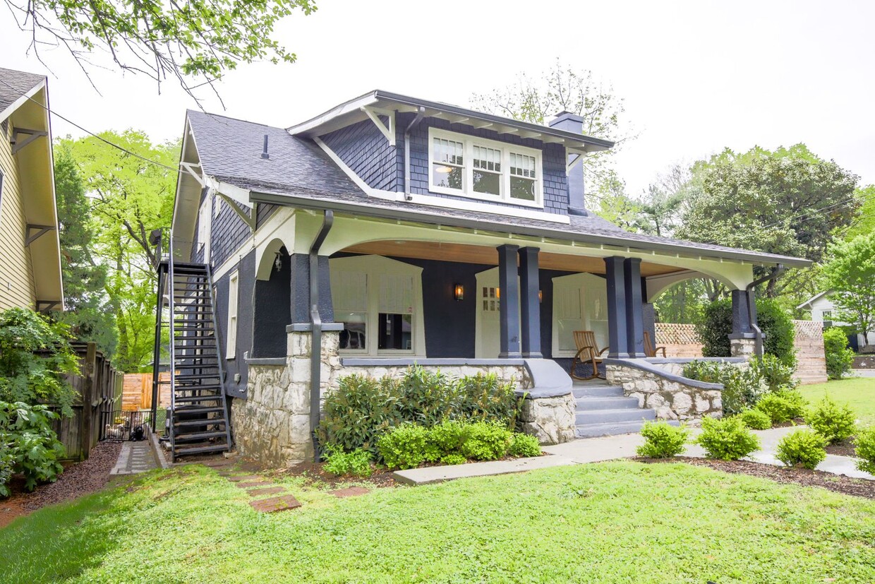 Coming soon! Great upstairs duplex unit in... - Coming soon! Great upstairs duplex unit in...