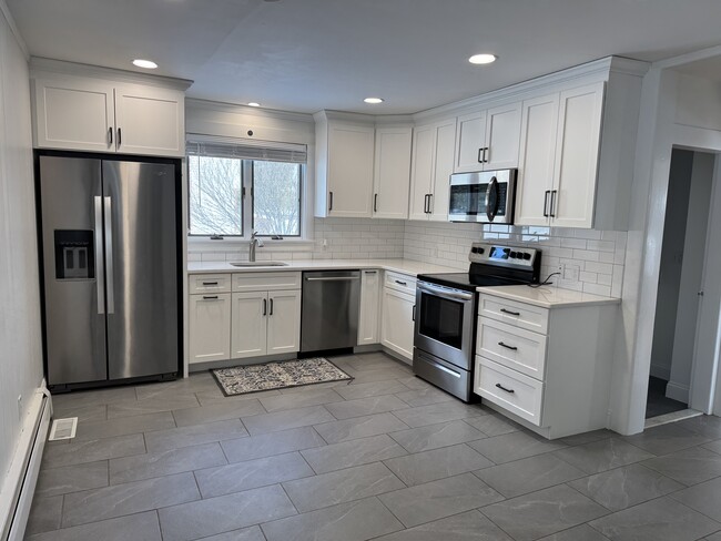 Kitchen with Quartz counters and stainless steel appliances - 32 Raynor St Apartamentos Unidad 32 Raynor St