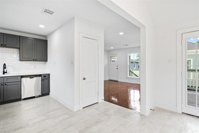 Photo - 1106 Winnie St