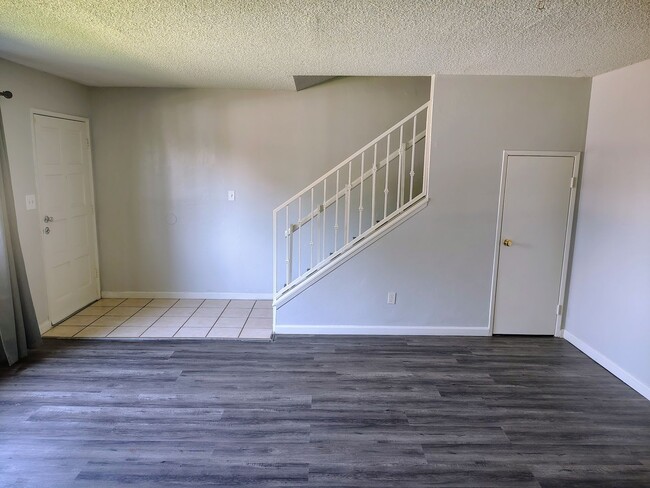 Photo - Spacious 3 bedroom 2 bathroom townhouse in Central Bakersfield!