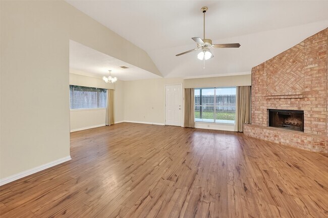 Photo - 21623 Crescent Heights St