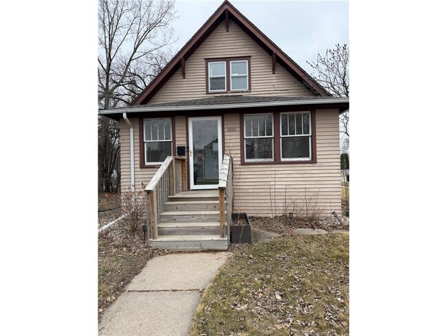 Building Photo - 1001 4th St S