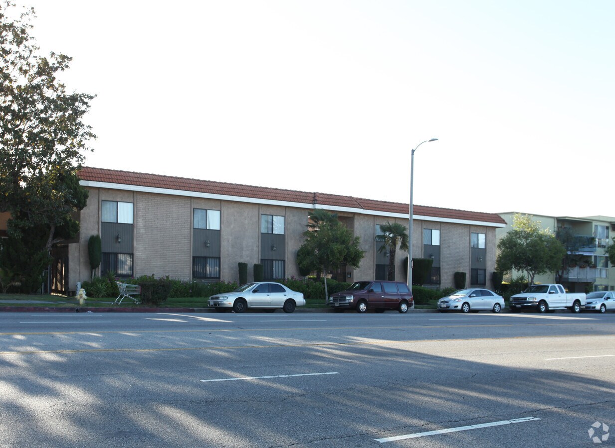 Photo - 8014 Woodman Ave