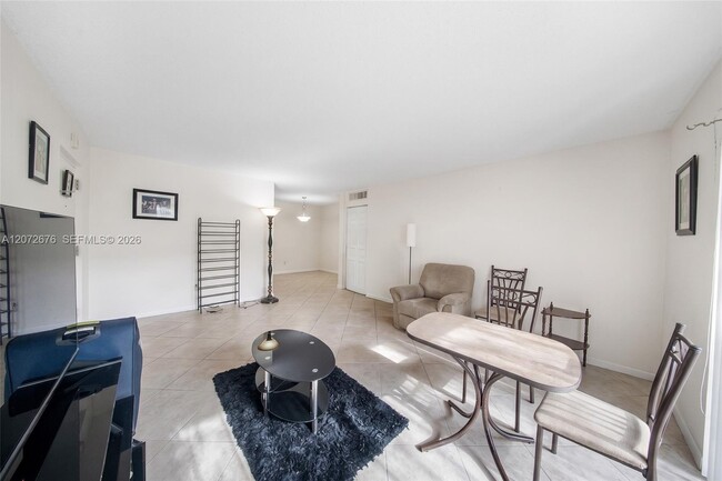 Photo - 10826 N Kendall Dr Unidad T13
