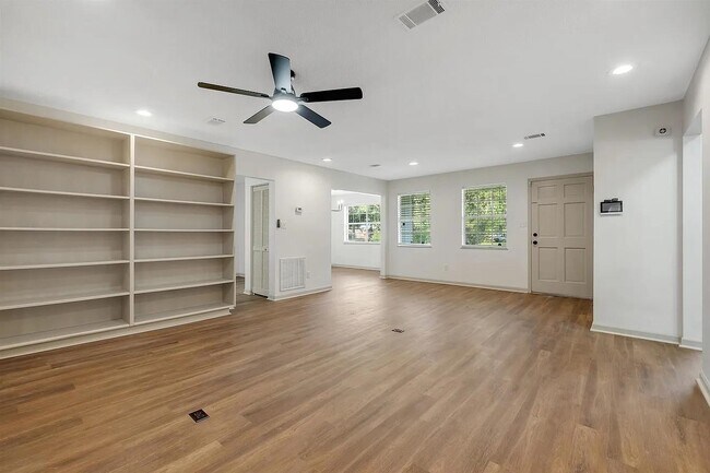 Photo - 1825 Sherwood Dr