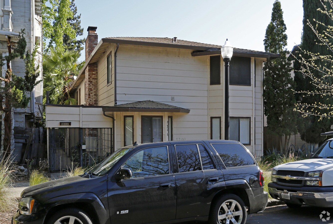 Photo - 1311 G St Apartments