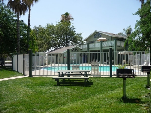 Pool - Country Club Villas