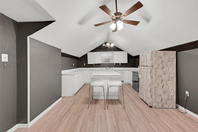 Building Photo - 310 N Rock Island St Unit 4