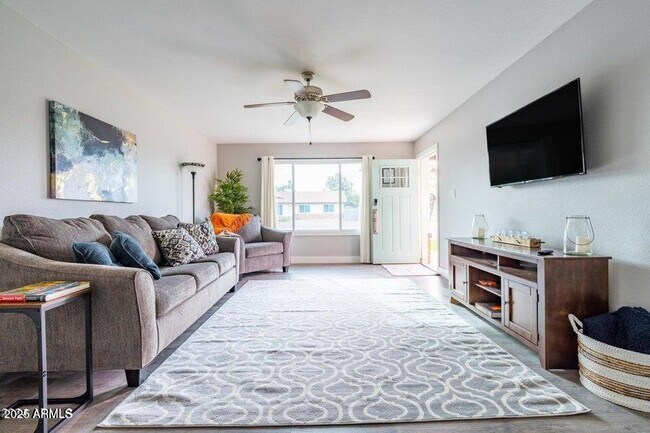 2430 E Hermosa Dr