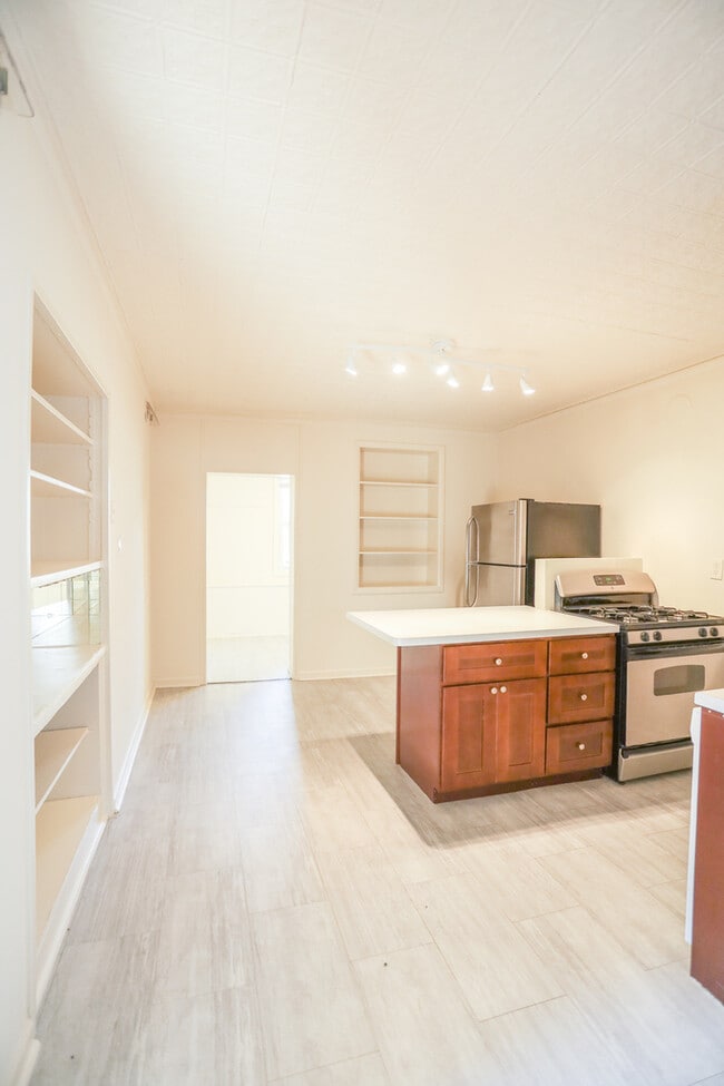 Photo - 2315 W School St Unit G