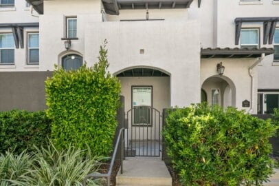 Building Photo - Winding Walk townhome will soon be available!