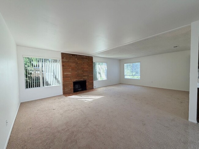 Building Photo - 711 Ivywood Dr Unit 1