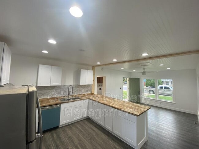 Photo - 1330 E 7th St