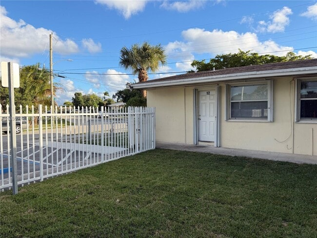 Building Photo - 609 NW 7th Ave Unit 12