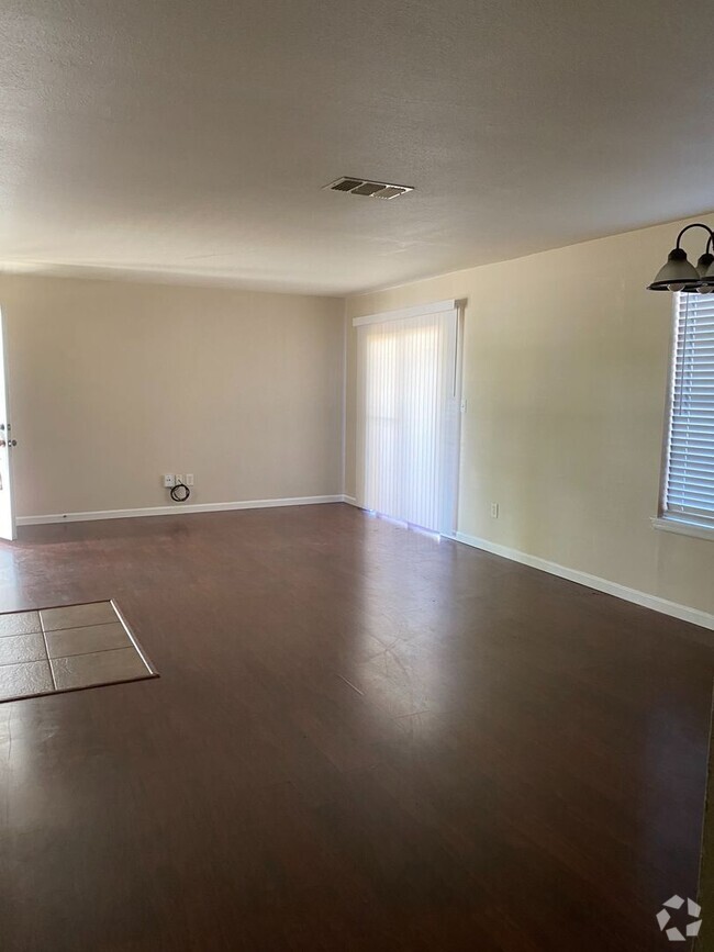 Building Photo - 4250 Calallen Dr Unit 4250 Calallen Drive #1 Rental