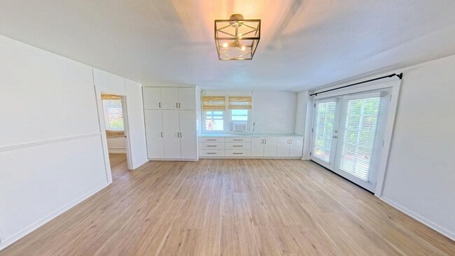 Building Photo - 630 Beverly Dr Unit Studio