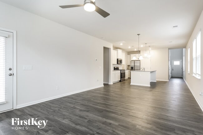 Photo - 586 Hillpark Ln