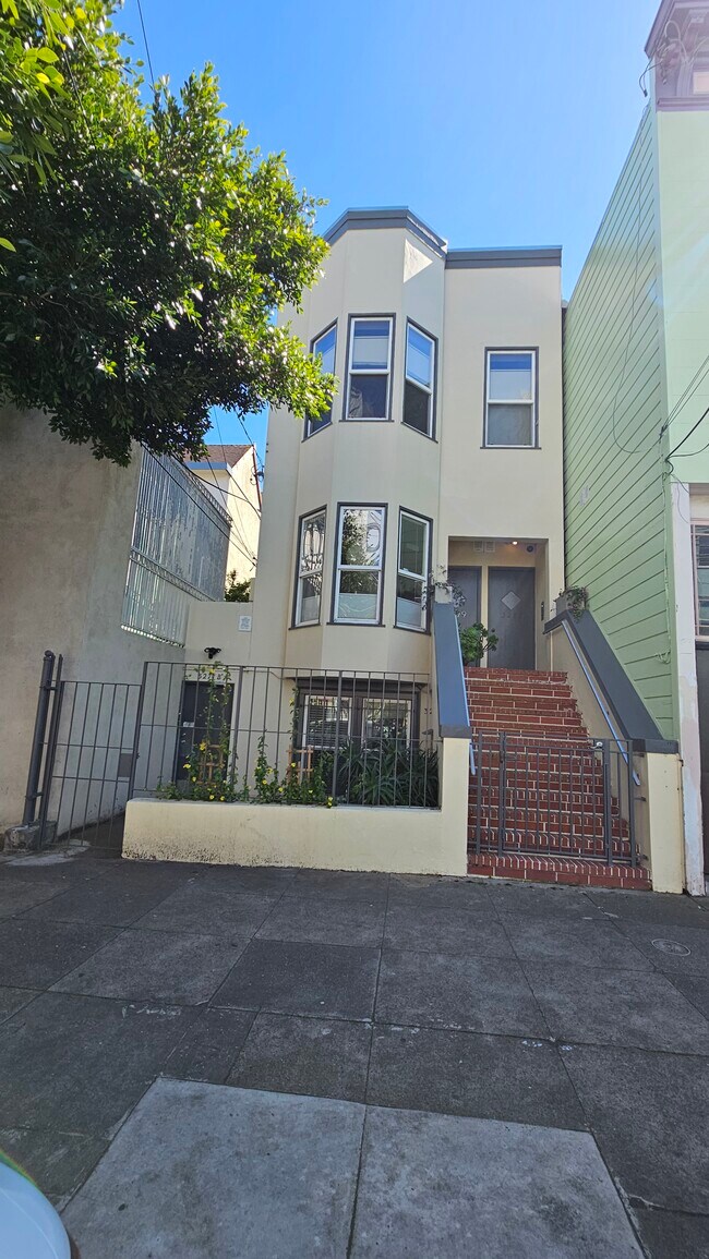 One bedroom apartment in the heart of the Valencia Corridor of the sunny Mission District.Remodeled. - 3277 21st St Unidad A