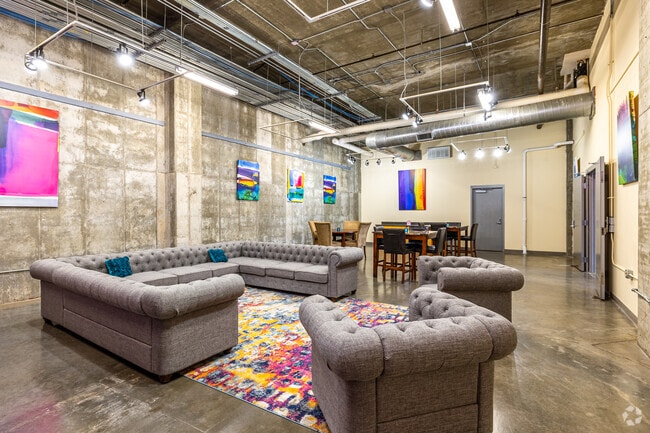 Sala de estar comunitaria y salón - Vine Street Lofts