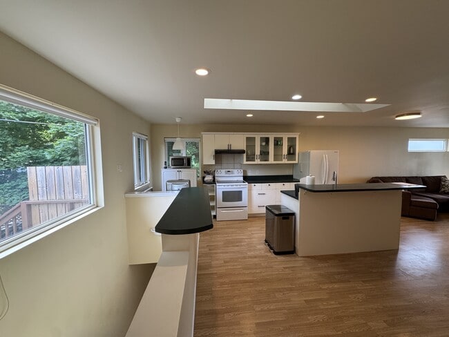 Photo - 331 Robinson St