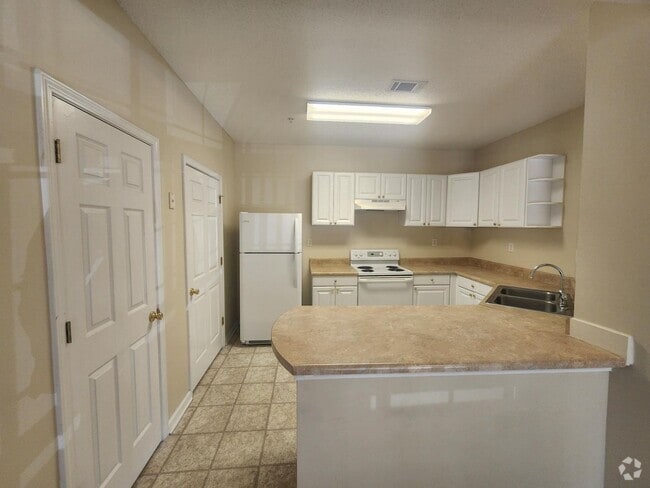 Building Photo - 140-202 Wexford Condominium Unit 202-6