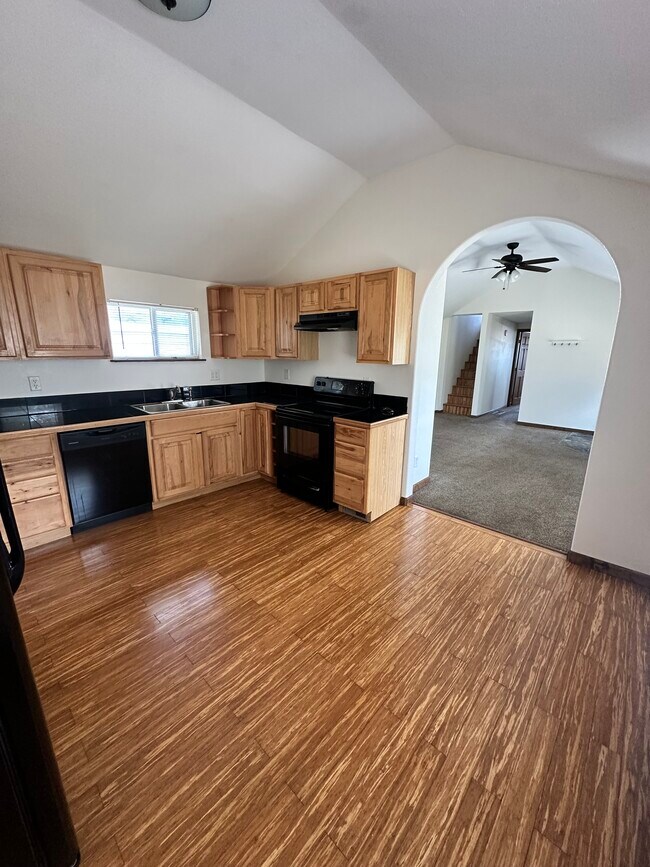 Photo - 244 E 9th St