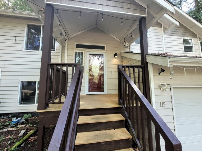 Photo - Spacious 3 Bedroom Home with Garage