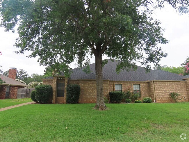 Building Photo - Lovely 3 Bedroom, 2 Bath Duplex-Lawn Care ... Rental