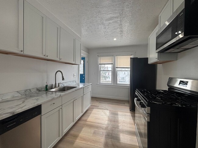 Building Photo - Bucyrus4517 Unit Up