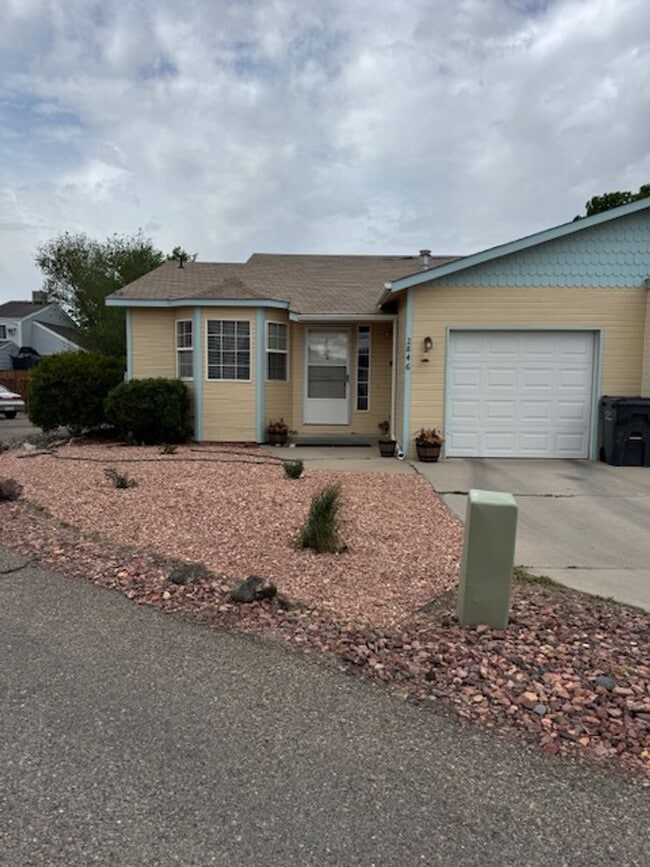 Building Photo - 2 Bed 2 Bath Townhome