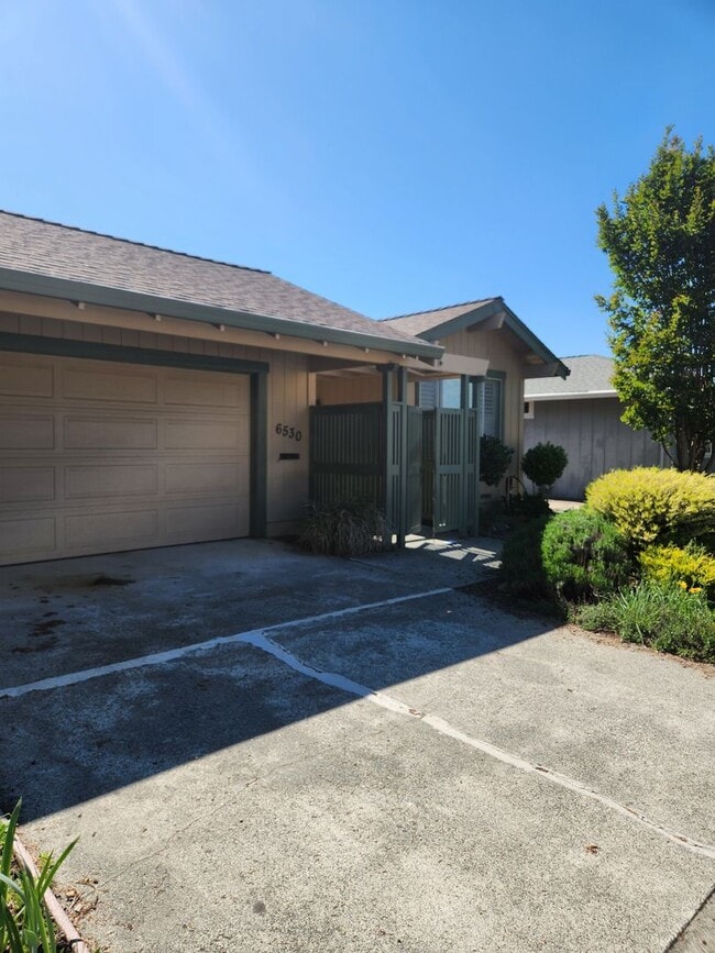 Photo - Very nice 2 Bd, 2 Bath Triplex w/yard in OAKMONT - Oakmont is a senior community.