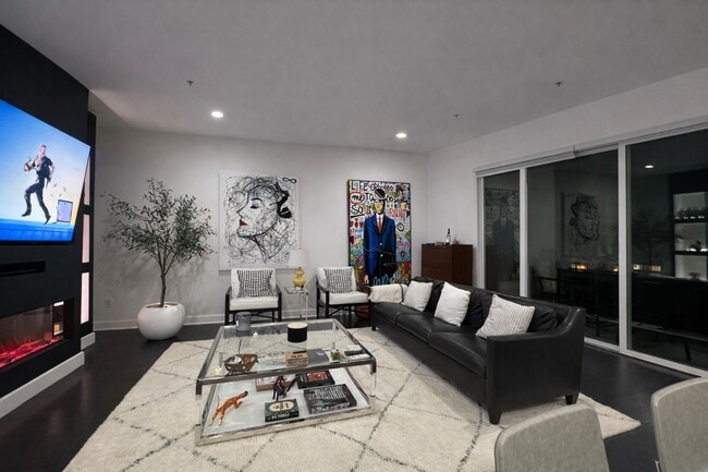 Photo - 300 E 4th St Unidad 402