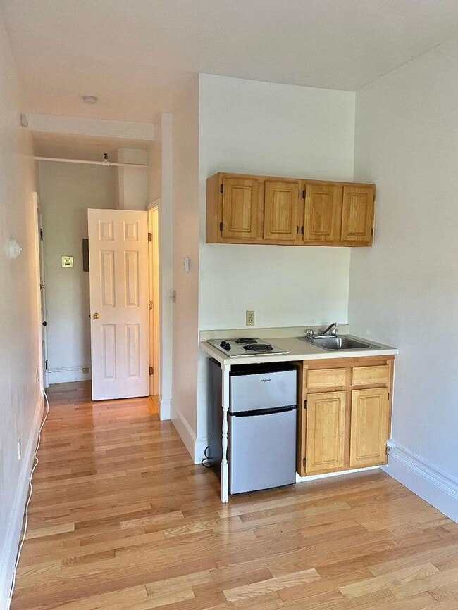 Building Photo - Just enough space in Brookline - Studio