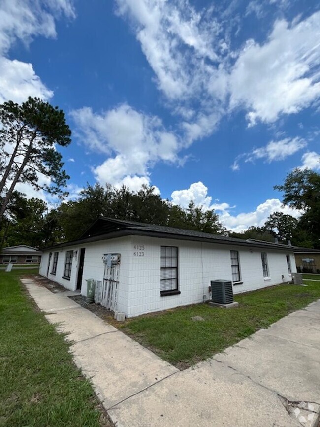 Building Photo - Fully remodeled gorgeous 2/1 Rental